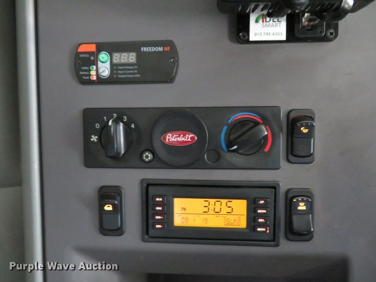 image for item DH1638 2014 Peterbilt 579 semi truck