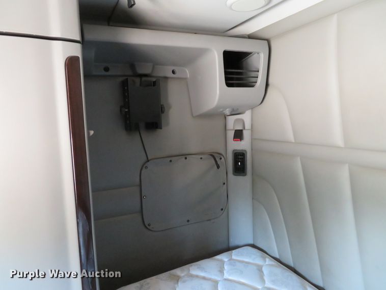 image for item DH1638 2014 Peterbilt 579 semi truck