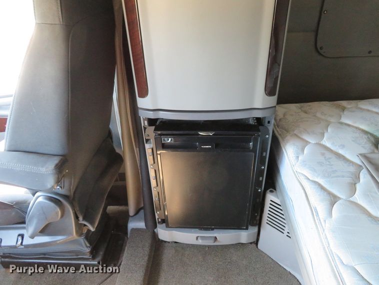 image for item DH1638 2014 Peterbilt 579 semi truck