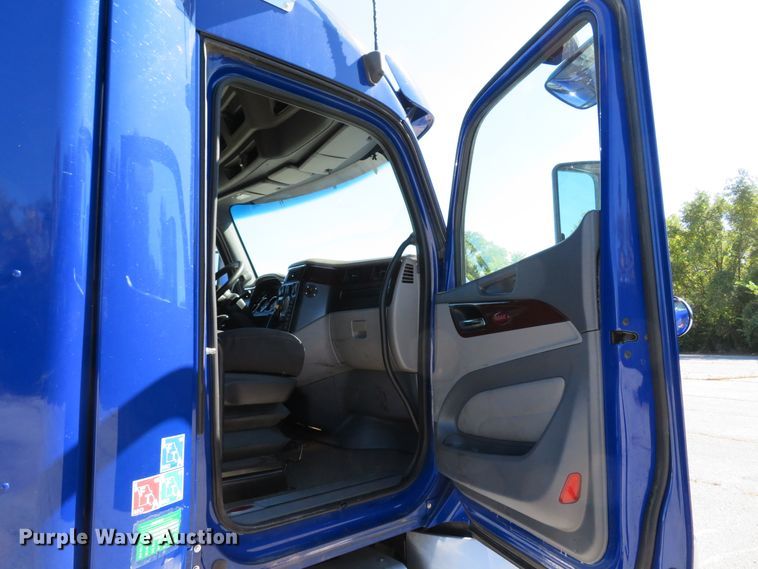 image for item DH1638 2014 Peterbilt 579 semi truck