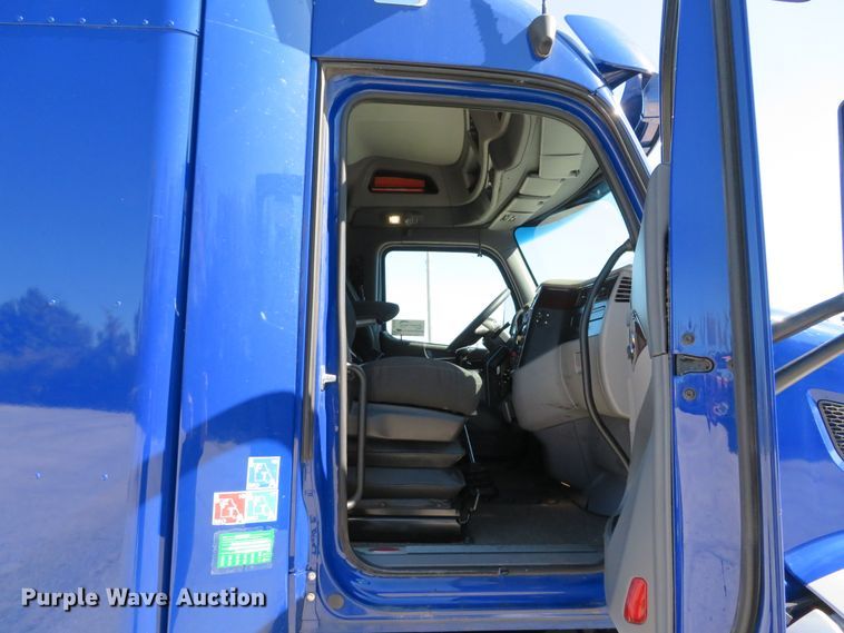 image for item DH1638 2014 Peterbilt 579 semi truck