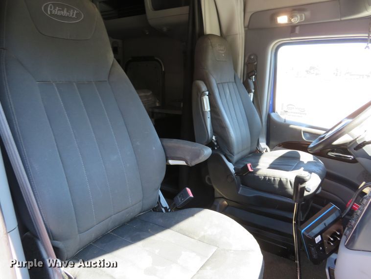 image for item DH1638 2014 Peterbilt 579 semi truck