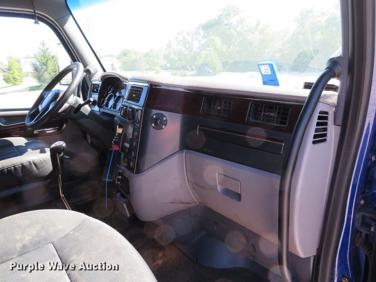 image for item DH1638 2014 Peterbilt 579 semi truck