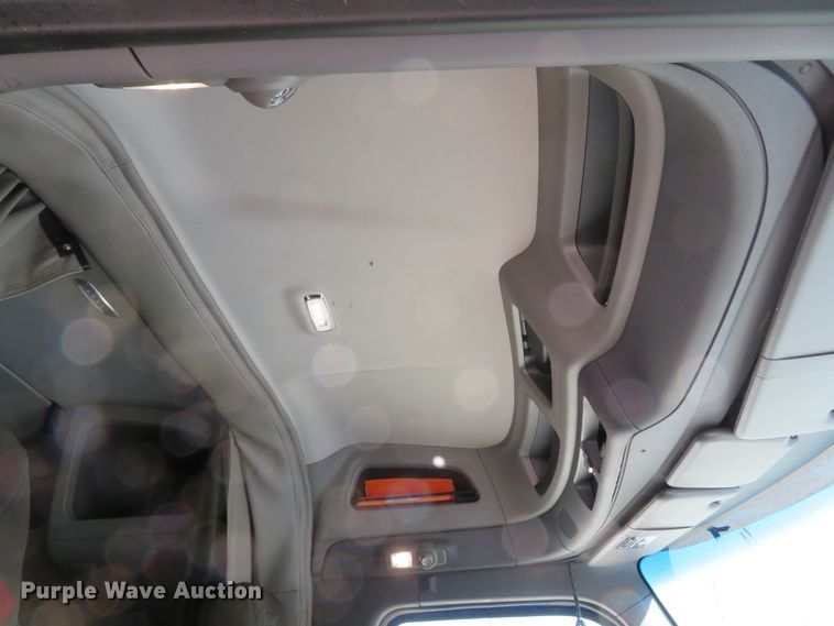 image for item DH1638 2014 Peterbilt 579 semi truck