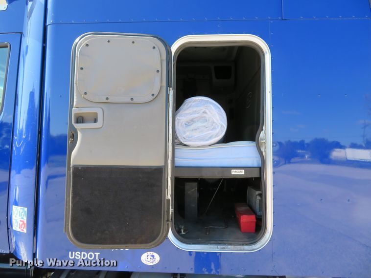 image for item DH1638 2014 Peterbilt 579 semi truck