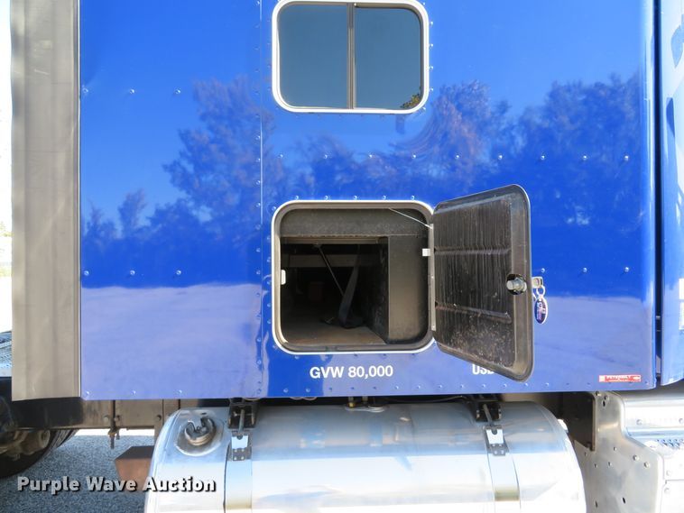 image for item DH1638 2014 Peterbilt 579 semi truck