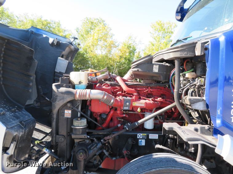 image for item DH1638 2014 Peterbilt 579 semi truck