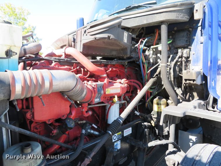 image for item DH1638 2014 Peterbilt 579 semi truck