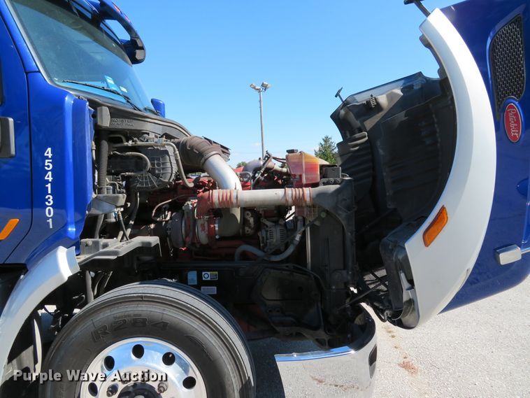 image for item DH1638 2014 Peterbilt 579 semi truck