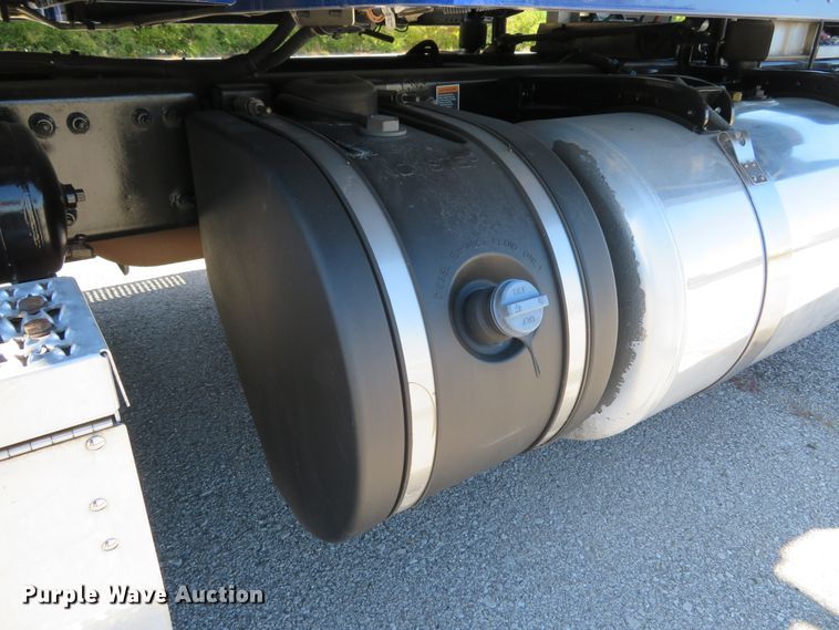 image for item DH1638 2014 Peterbilt 579 semi truck