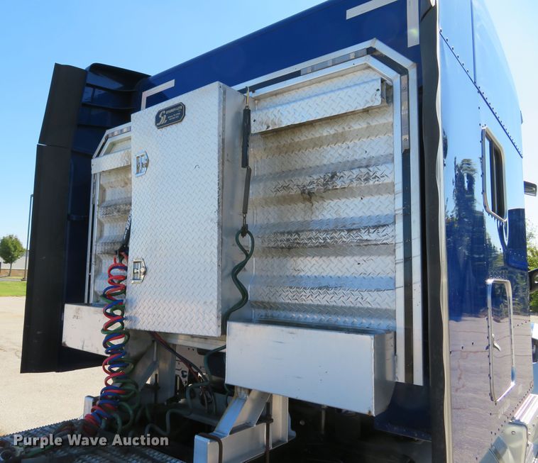 image for item DH1638 2014 Peterbilt 579 semi truck