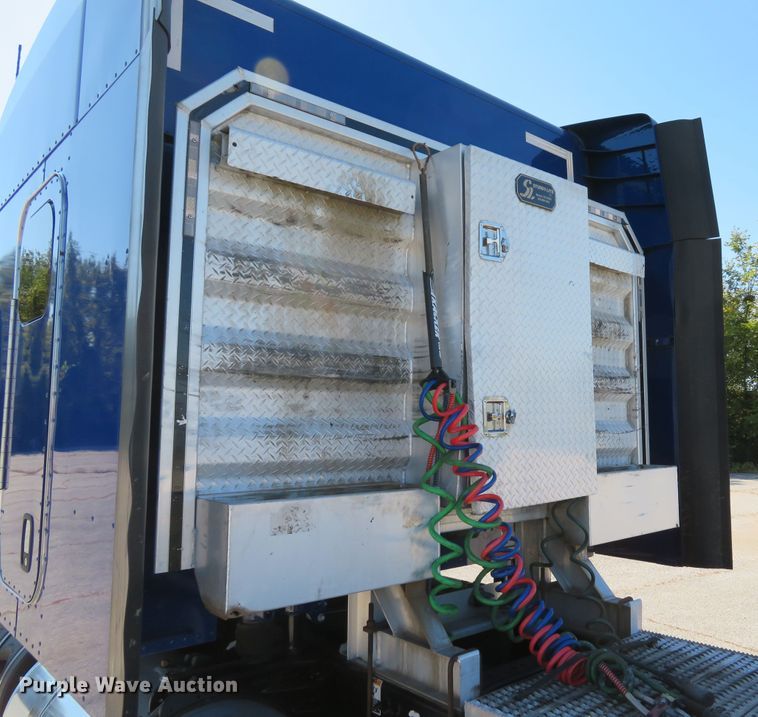 image for item DH1638 2014 Peterbilt 579 semi truck