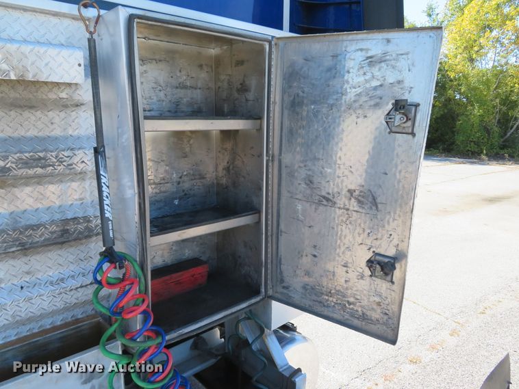 image for item DH1638 2014 Peterbilt 579 semi truck