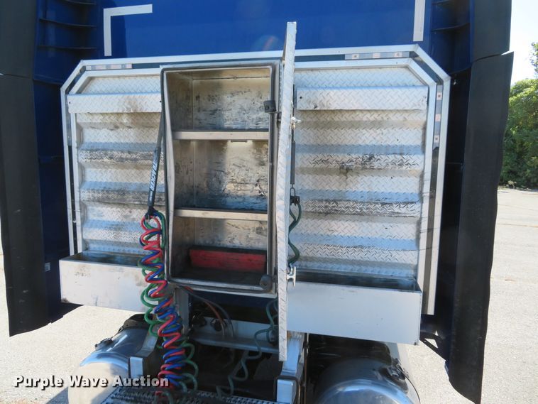 image for item DH1638 2014 Peterbilt 579 semi truck