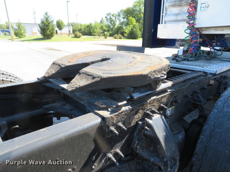 image for item DH1638 2014 Peterbilt 579 semi truck