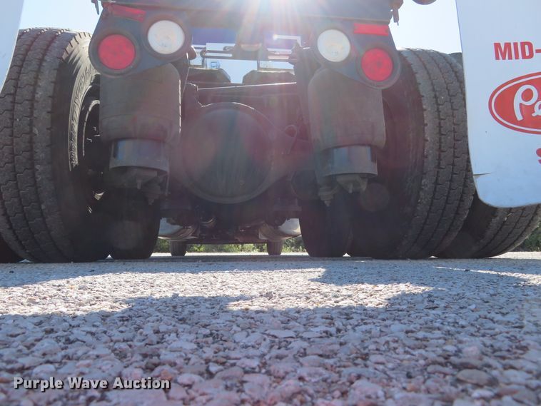 image for item DH1638 2014 Peterbilt 579 semi truck