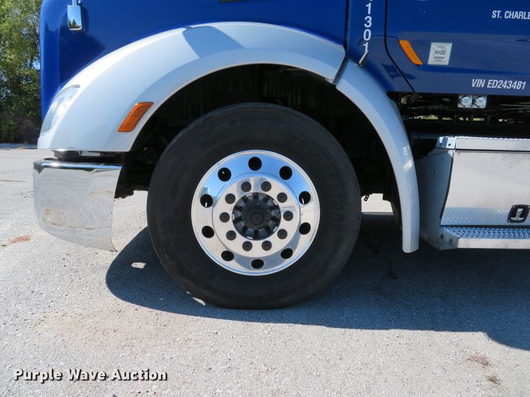 image for item DH1638 2014 Peterbilt 579 semi truck