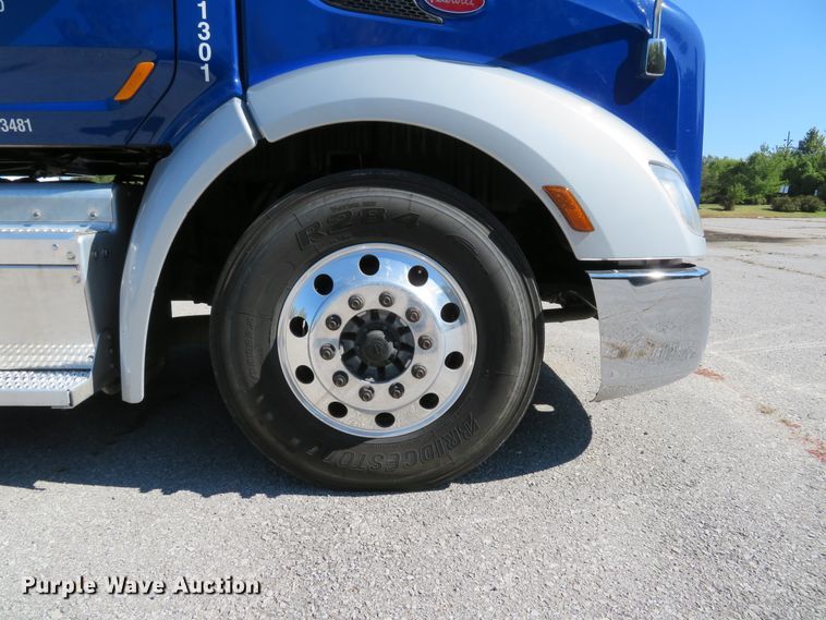 image for item DH1638 2014 Peterbilt 579 semi truck