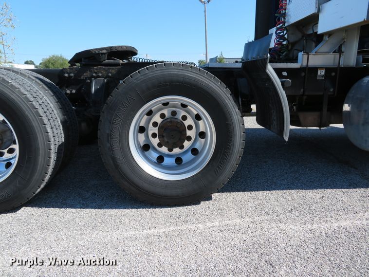 image for item DH1638 2014 Peterbilt 579 semi truck