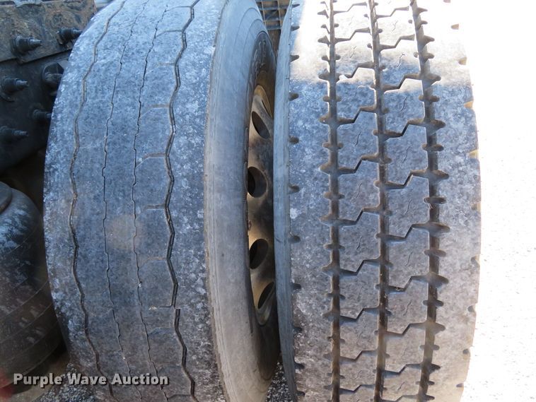 image for item DH1638 2014 Peterbilt 579 semi truck