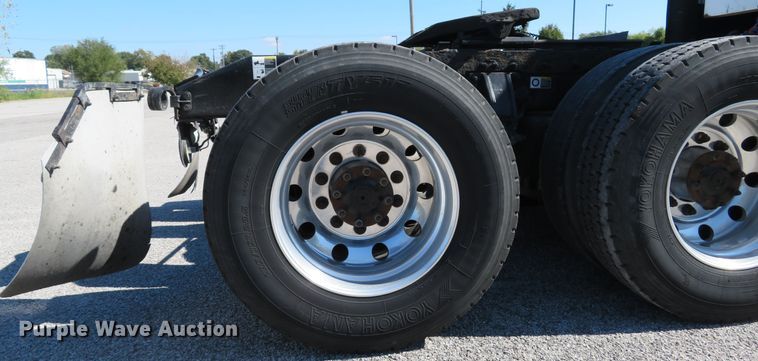 image for item DH1638 2014 Peterbilt 579 semi truck