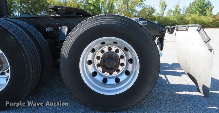 image for item DH1638 2014 Peterbilt 579 semi truck