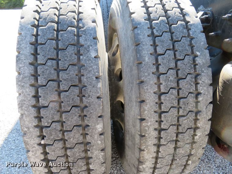 image for item DH1638 2014 Peterbilt 579 semi truck