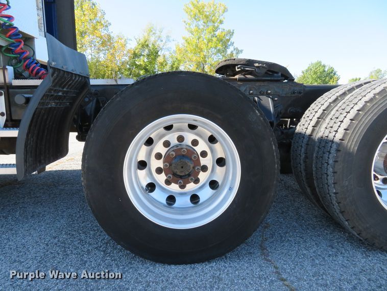 image for item DH1638 2014 Peterbilt 579 semi truck