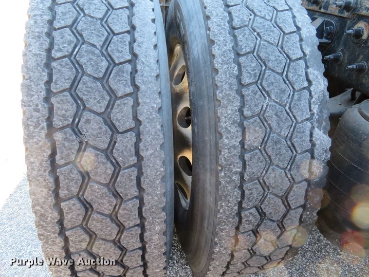 image for item DH1638 2014 Peterbilt 579 semi truck