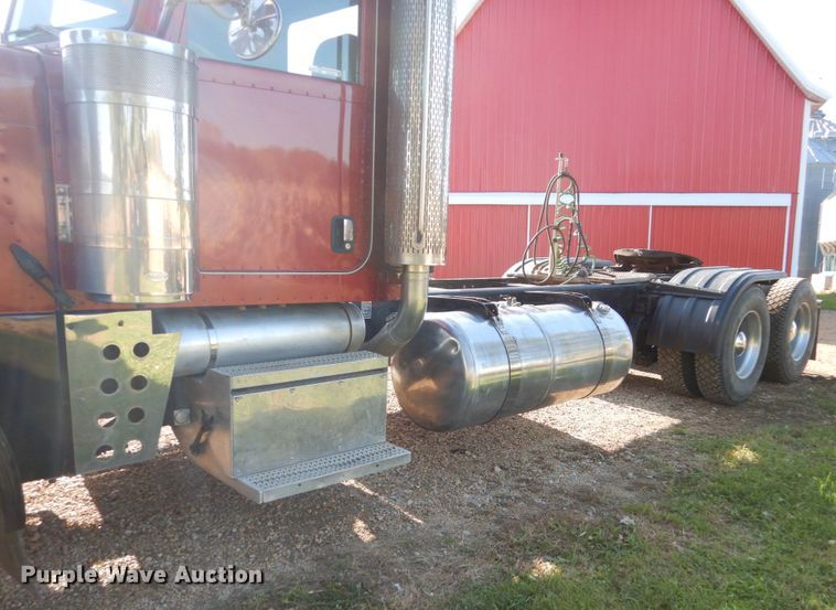 image for item EC9053 2007 Peterbilt 379 semi truck