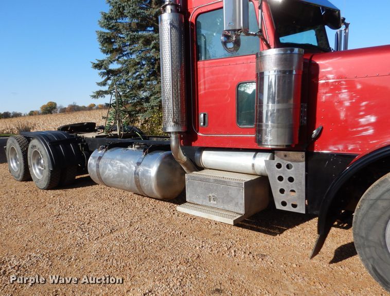 image for item EC9053 2007 Peterbilt 379 semi truck