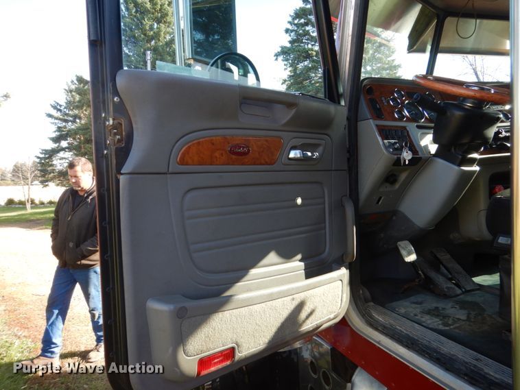 image for item EC9053 2007 Peterbilt 379 semi truck