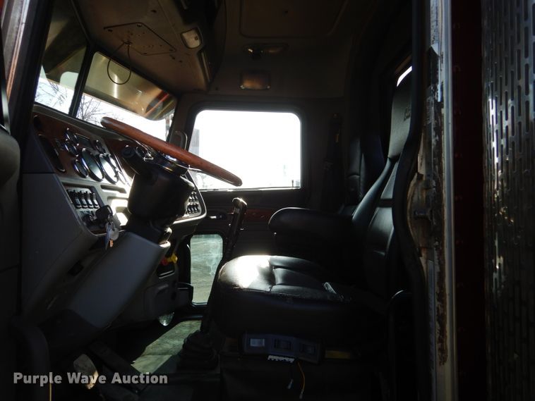 image for item EC9053 2007 Peterbilt 379 semi truck