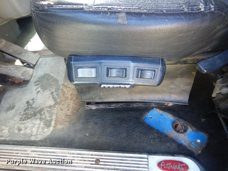 image for item EC9053 2007 Peterbilt 379 semi truck