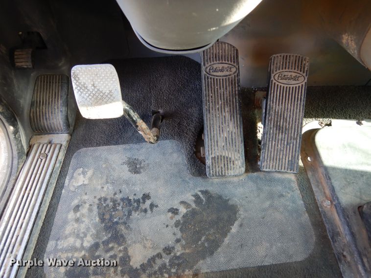 image for item EC9053 2007 Peterbilt 379 semi truck