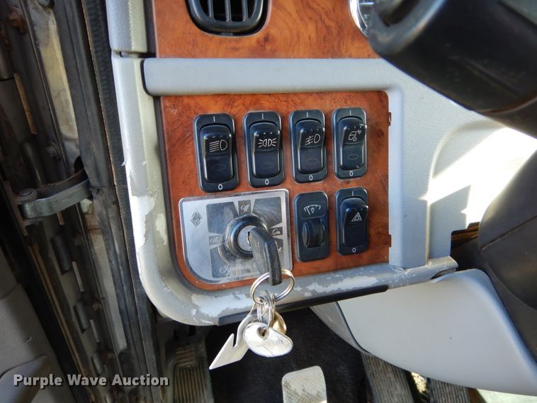 image for item EC9053 2007 Peterbilt 379 semi truck