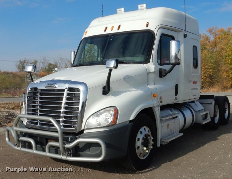 image for item EC9076 2012 Freightliner Cascadia semi truck
