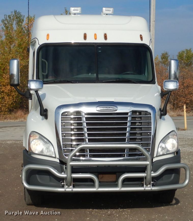 image for item EC9076 2012 Freightliner Cascadia semi truck