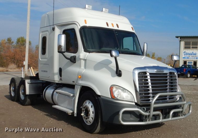 image for item EC9076 2012 Freightliner Cascadia semi truck