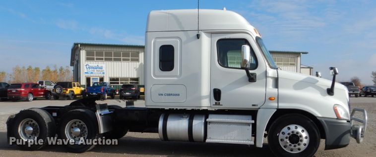 image for item EC9076 2012 Freightliner Cascadia semi truck