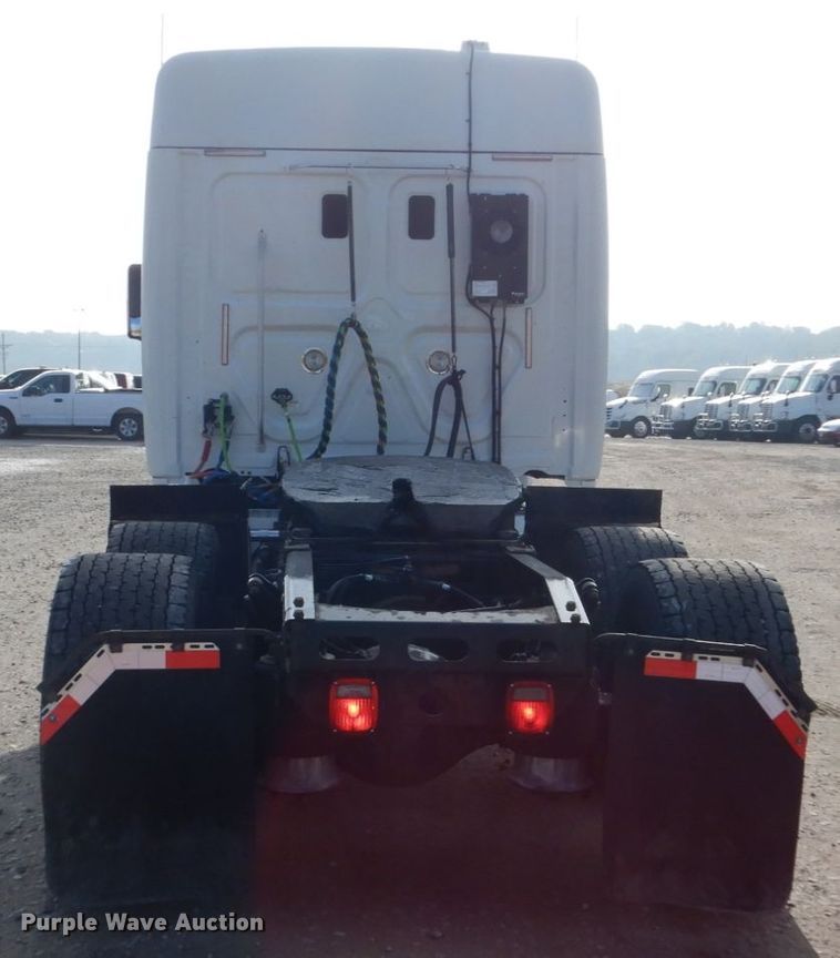 image for item EC9076 2012 Freightliner Cascadia semi truck