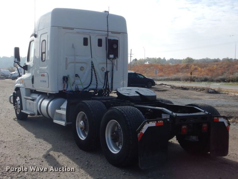 image for item EC9076 2012 Freightliner Cascadia semi truck