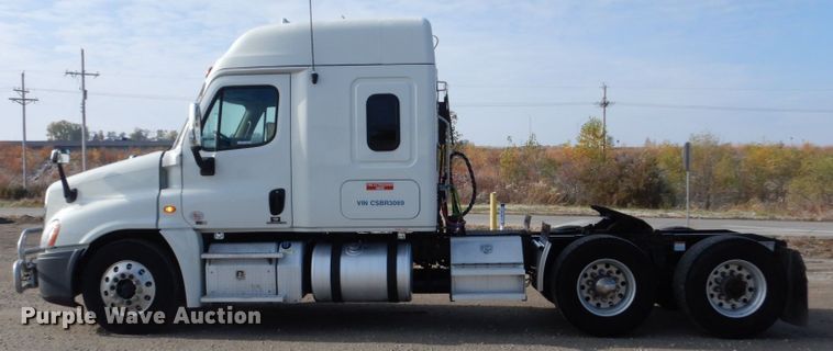 image for item EC9076 2012 Freightliner Cascadia semi truck