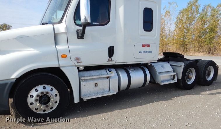 image for item EC9076 2012 Freightliner Cascadia semi truck