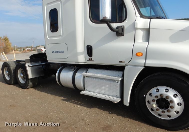 image for item EC9076 2012 Freightliner Cascadia semi truck