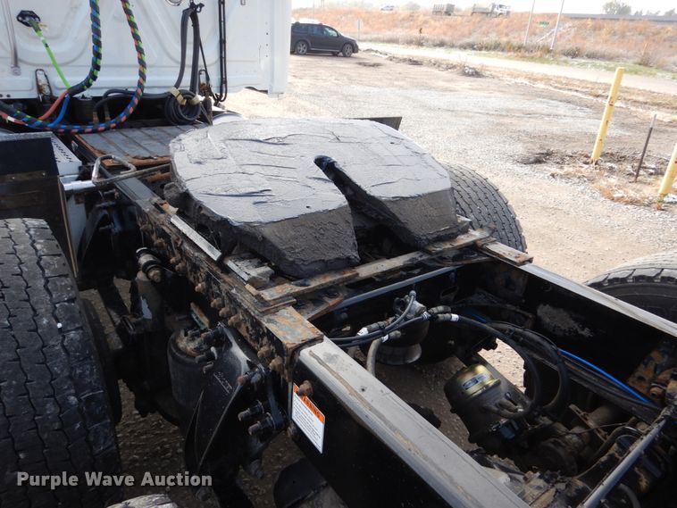 image for item EC9076 2012 Freightliner Cascadia semi truck