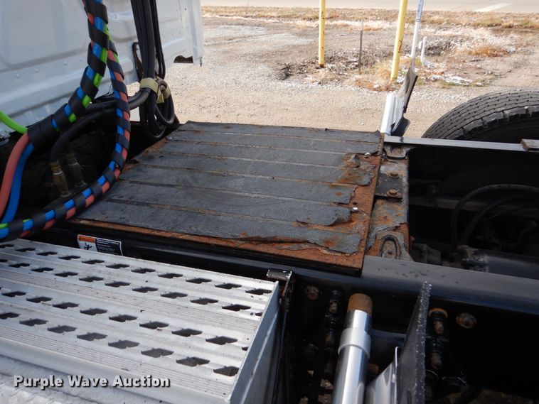 image for item EC9076 2012 Freightliner Cascadia semi truck