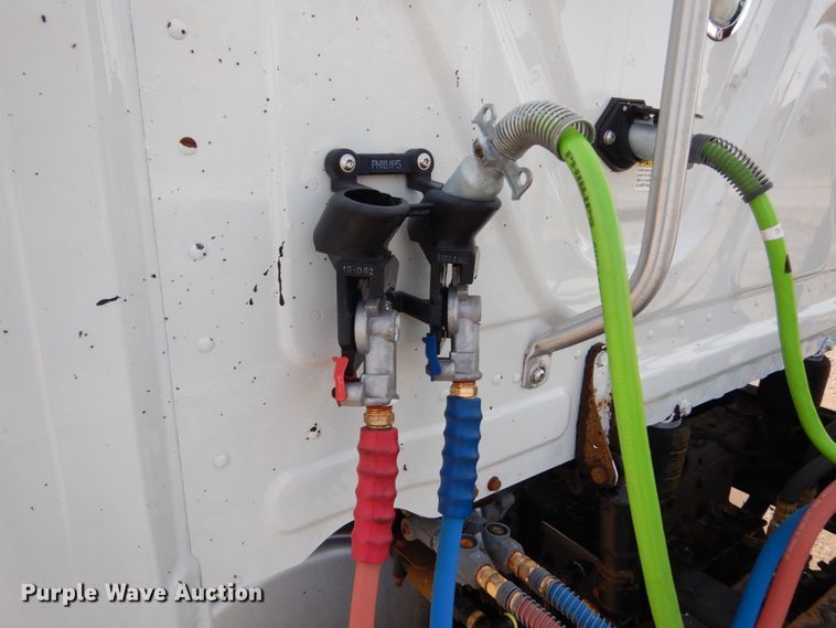 image for item EC9076 2012 Freightliner Cascadia semi truck