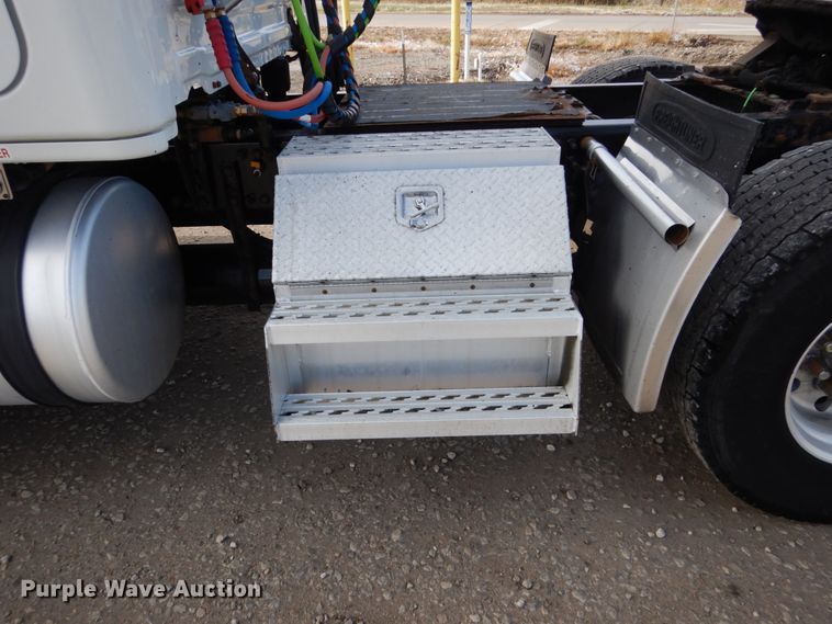 image for item EC9076 2012 Freightliner Cascadia semi truck