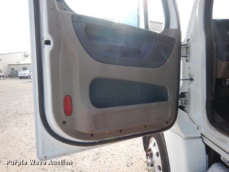 image for item EC9076 2012 Freightliner Cascadia semi truck